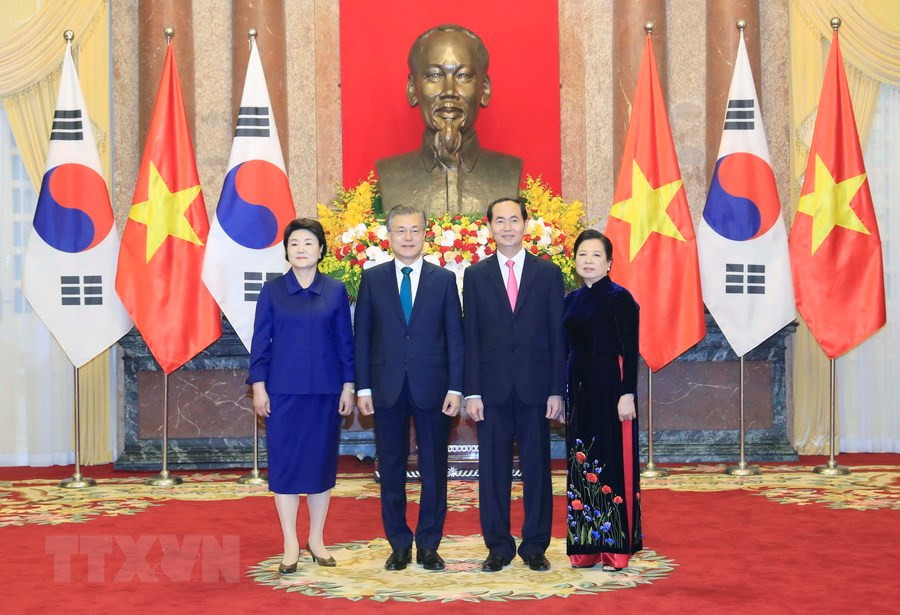 Photo de famille entre le président Tran Dai Quang et son homologue sud-coréen Moon Jae-in et leurs épouses. 
