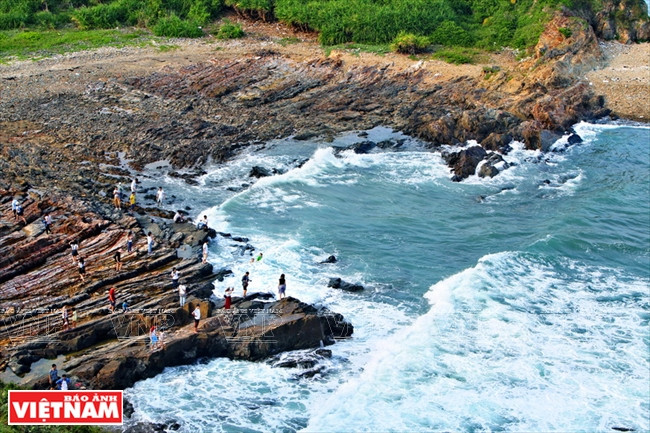 Des touristes découvrant les récifs de Mong Rông.
