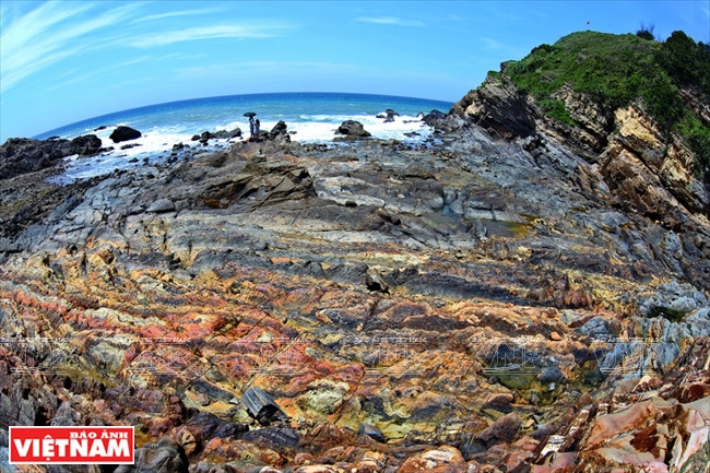 Des couches de roches multicolores.