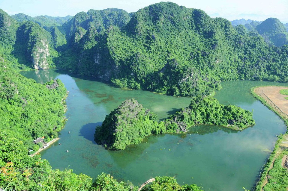 Le complexe paysager de Trang An, province de Ninh Binh, a été officiellement inscrit le 23 juin 2014 sur la Liste du patrimoine mondial de l’UNESCO lors de la 38e session du Comité du patrimoine mondial tenue à Doha, au Qatar.