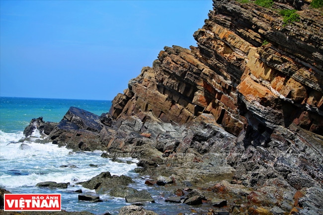 Des couches de roches s’étalent.