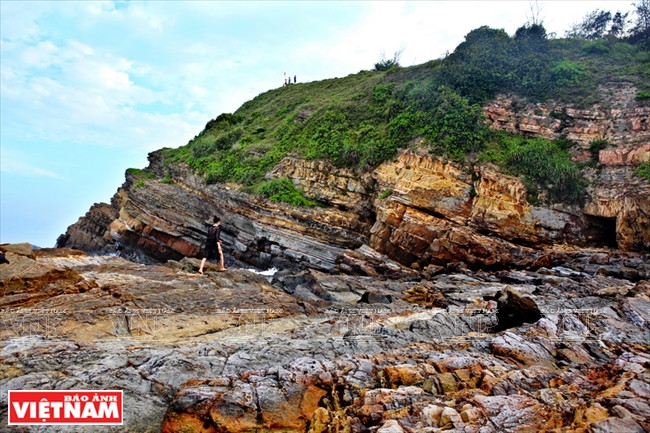 Des récifs formés de couches de roches sédimentaires érodés par l’eau de mer depuis des milliers d’années.