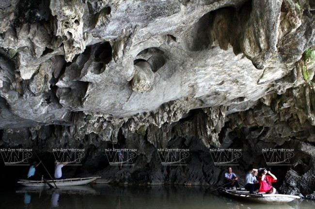 Le site abrite un millier de grottes. Photo : Thong Thien/VNA