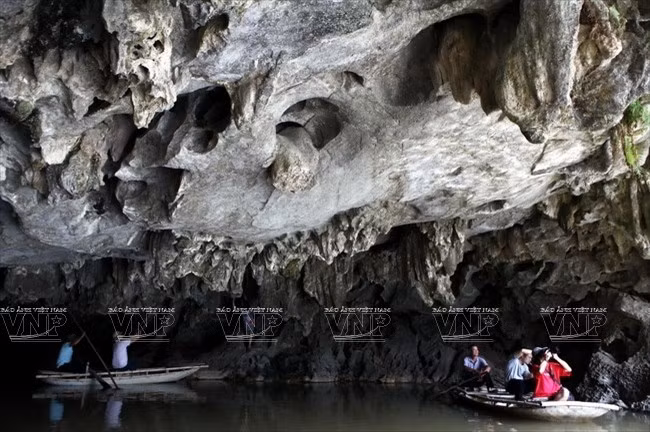 Le site abrite un millier de grottes. Photo : Thong Thien/VNA