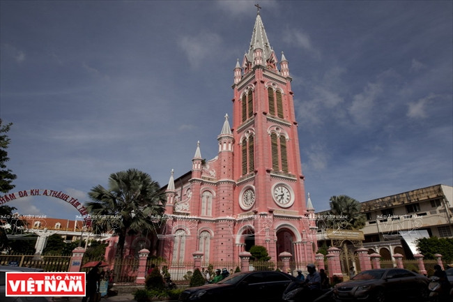 Situé dans le quartier de Tan Dinh, premier arrondissement de Ho Chi Minh-Ville, l'église du Sacré Coeur de Tan Dinh dépend de l'archidiocèse d'Ho Chi Minh Ville.