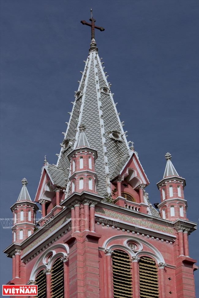 Son clocher datant de 1929 mesure 52,60 mètres de hauteur et il est surmonté d'un toit octogonal couronné d'une croix de bronze de 3 mètres de hauteur. Le clocher comporte cinq cloches pesant environ 5,5 tonnes. 