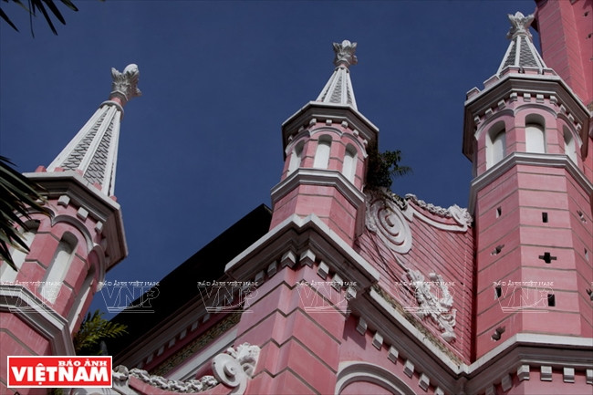 Cette église de style néoroman a été construite de 1870 à 1876 à l'époque de l'Indochine francaise et dédiée au Sacré Coeur de Jésus.