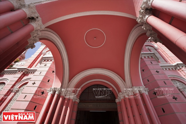 Tan Dinh était à l'époque de la construction de l'église un faubourg de convertis chrétiens de Saïgon séparé de la ville par la rue Richaud. 