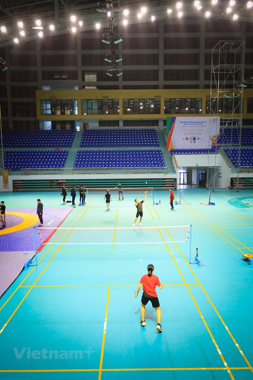 Le Gymnase provincial de Bac Giang a été inauguré en septembre 2019 après près de 18 mois de construction, avec un investissement total de plus de 7 milliards de dongs en provenance du budget provincial. A ce jour, 90% des travaux de préparatifs au Gymnase de Bac Giang pour le plus grand événement sportif d'Asie du Sud-Est ont été achevés. Ce bâtiment moderne promet de devenir un lieu familier pour de nombreux grands tournois nationaux et régionaux dans les années à venir. En avril, un tournoi de badminton pré-SEA Games 31 aura lieu au Gymnase pour examiner toutes les étapes avant d'accueillir officiellement les matches de badminton des prochains SEA Games. Photo : VNPlus