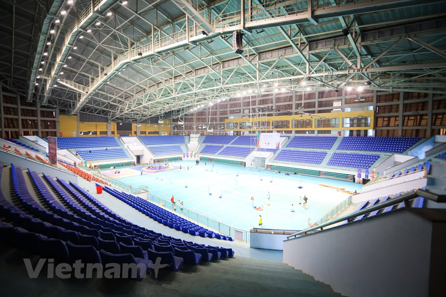 Le Gymnase sportif de la province de Bac Giang accueillera en mai les matches de badminton des SEA Games 31, qui seront libre d’entrée. Les spectateurs devront respecter des mesures de prévention et de contrôle de l’épidémie de Covid-19. Le directeur du Centre provincial d'entraînement et de compétition sportifs de Bac Giang, Bui Ngoc Anh, a déclaré que le Gymnase avait reçu un grand investissement et une grande attention de la part des dirigeants provinciaux, lui permettant de contribuer à développer les sports dans la province et à promouvoir l'image de Bac Giang. Tous les travaux de réparation et de modernisation du Gymnase sportif de Bac Giang doivent être achevés en mars. Photo: VNPlus