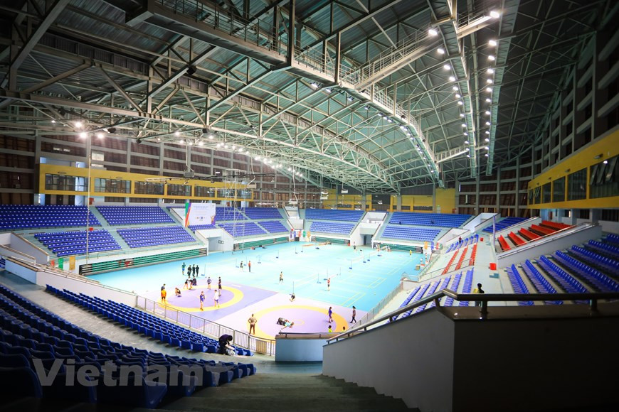 L’équipe vietnamienne de badminton s’entraîne actuellement au Gymnase sportif de la province de Bac Giang. C’est un avantage pour l'équipe lorsqu'elle peut s'entraîner sur le site de compétition. Les SEA Games 31 comprendront plus de 40 sports avec 526 événements auxquels participeront quelque 10.000 sportifs et officiels des 11 pays d'Asie du Sud-Est. L'événement biennal était initialement prévu pour fin 2021 mais retardé en raison des impacts de la pandémie de coronavirus. Le Vietnam vise au moins 140 médailles d'or, 77 d'argent et 71 de bronze aux SEA Games 31. Lors des trois dernières éditions des SEA Games de 2015 à 2019, le pays avait remporté respectivement 73, 58 et 98 médailles d'or. Photo: VNPlus