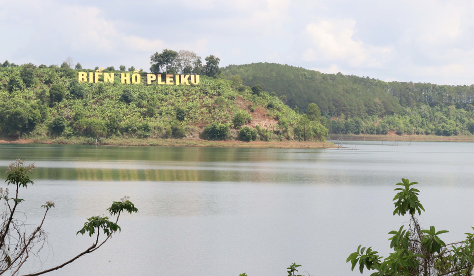Biên Hô est situé au complexe écotouristique Biên Hô - Chu Dang Ya » qui a été récemment inscrit dans la liste des zones touristiques nationales dans le plan d’aménagement global du développement touristique du Vietnam et de la région du Tây Nguyên (Hauts plateaux du Centre) vers 2020, vision pour 2030. Photo: VNA