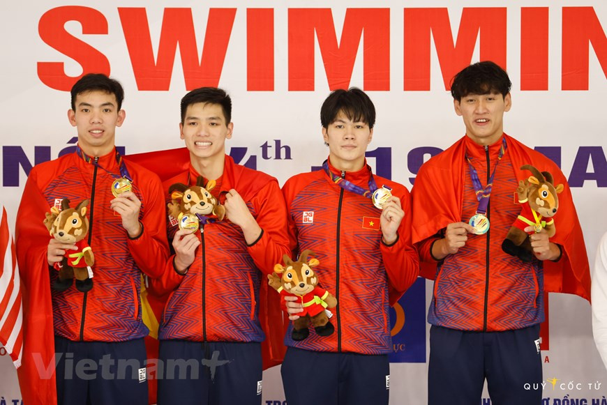 Les nageurs d’or du Vietnam portent le drapeau national aux SEA Games 31. Ils ont non seulement provoqué une véritable euphorie grâce à leurs nombreuses médailles d’or mais sont aussi apparus aux yeux des supporters comme des "princes". Ces Jeux, disputés du 12 au 23 mai au Vietnam, ont été marqué par le grand succès de la sélection nationale de natation, même si beaucoup de gens avaient exprimé leur inquiétude à cause de l’absence de Nguyên Thi Anh Viên, nageuse la plus médaillée des SEA Games 30, organisés fin 2019 aux Philippines. Cependant, les nageurs ont largement dépassé l’objectif fixé, en remportant 11 médailles d’or, 11 d’argent et 3 de bronze. Photo : VNPlus