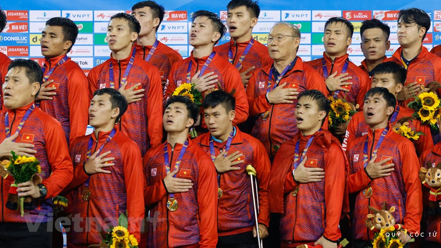 Les membres de l'équipe masculine de football du Vietnam saluent le drapeau après avoir remporté la finale contre la Thaïlande. La Confédération asiatique de football (AFC) et les fédérations de football des pays ont fait l’éloge des résultats brillants obtenus par le football vietnamien aux SEA Games 31. Les 31es Jeux sportifs d'Asie du Sud-Est, sur le thème "Pour une Asie du Sud-Est plus forte", ont été organisés à Hanoï et dans 11 localités voisines (Bac Ninh, Hai Duong, Hai Phong, Quang Ninh, Ha Nam, Nam Dinh, Ninh Binh, Hoa Binh, Vinh Phuc, Phu Tho et Bac Giang, accueillant 8.000 cadres, entraîneurs, arbitres, officiels internationaux, sportifs de 11 pays d'Asie du Sud-Est. Photo : VNPlus 