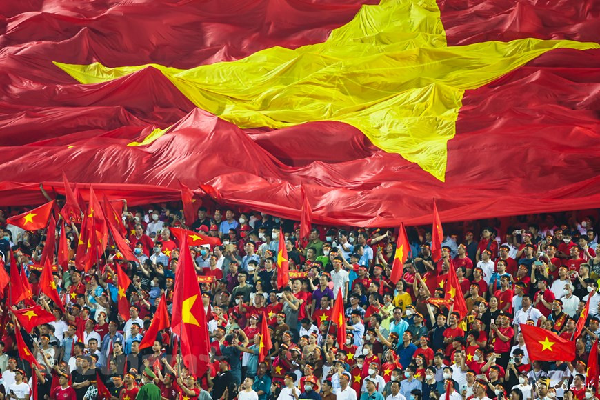 Le drapeau national est présent sur le stade de Viêt Tri, province de Phu Tho au Nord lors du match de demi-finale entre les équipes du Vietnam et de Malaisie des moins de 23 ans (U23) aux SEA Games 31. L’équipe vietnamienne a battu celle de la Malaisie sur le score 1- 0. L’Assemblée nationale du Vietnam a déclaré l’interdiction de toute entrave à la divulgation et à l’usage du drapeau national. Les organisations et les particuliers qui exercent leurs droits de propriété intellectuelle relatifs au drapeau national ne doivent pas empêcher, ni entraver la vulgarisation et l’utilisation du drapeau national. VNPlus