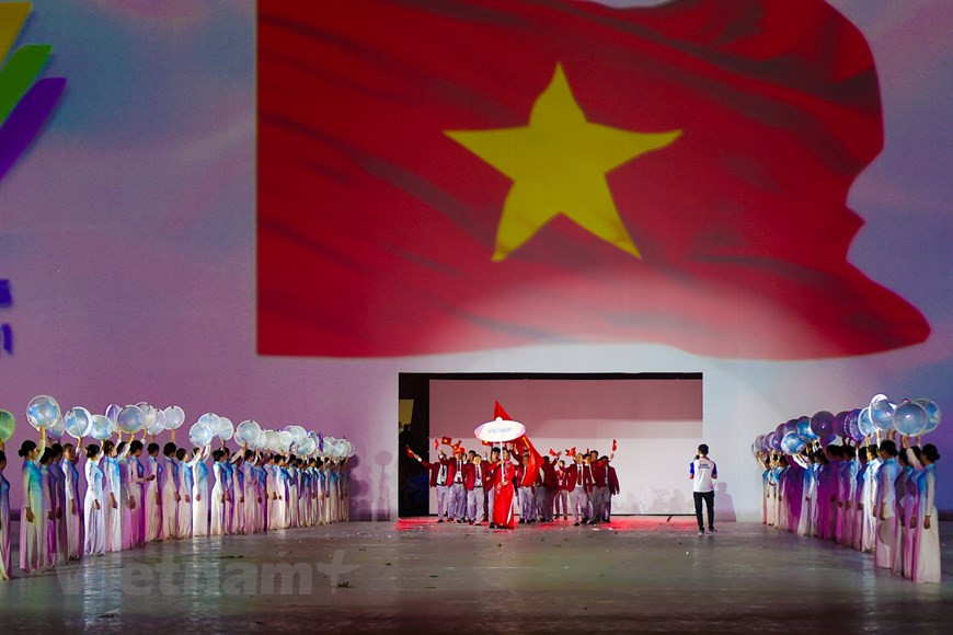 Le drapeau national était présent à la cérémonie d’ouverture des SEA Games 31. Elle s’est déroulée dans la soirée du 12 mai au stade de My Dinh, à Hanoi. L'événement a été honoré par la présence du président Nguyên Xuân Phuc, du président de l’Assemblée nationale, Vuong Dinh Huê, du vice-Premier ministre Vu Duc Dam, président du Parlement singapourien Tan Chuan-Jin et des chefs des délégations sportives des pays participant aux SEA Games 31. Les SEA Games 31 sont le plus grand événement sportif régional d'une grande importance culturelle, politique, diplomatique et économique que le Vietnam est pays d’hôte. Photo : VNPlus