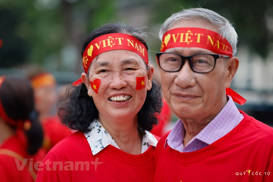 Le drapeau national rouge avec l’étoile à cinq branches a flotté pour la première fois au-dessus de la place Ba Dinh le 2 septembre 1945 lorsque le Président Hô Chi Minh a lu la Proclamation de l’indépendance, déclarant au monde la fondation de la République démocratique du Vietnam, désormais République socialiste du Vietnam, et la fierté des Vietnamiens. Le Président Hô Chi Minh a consacré toute sa vie à la libération nationale, tout en luttant inlassablement pour la paix et le progrès dans le monde. Il a mené le pays à la réussite de la lutte pour l'indépendance nationale et à la fondation de la République démocratique du Vietnam après la Révolution d'août 1945. Photo : VNPlus