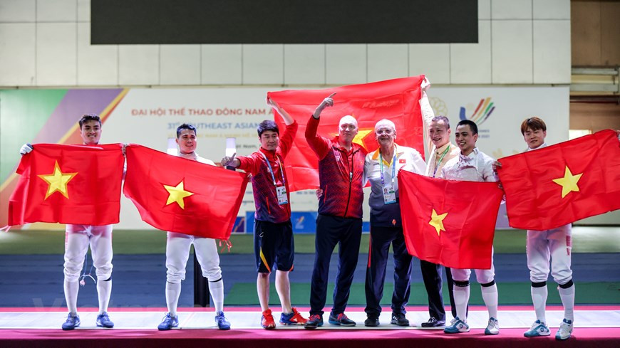 Les escrimeurs vietnamiens tiennent le drapeau national. Aux SEA Games 31, l'équipe vietnamienne d'escrime a atteint l'objectif fixé avec cinq médailles d'or, une d'argent et six de bronze. L'escrime a été l'un des succès du Vietnam lors des dernières éditions des Jeux d'Asie du Sud-Est. L’escrime n’a été introduite au Vietnam qu’au début du XXIe siècle. Malgré tout, en seulement quelques années, cette discipline a été rapidement couronnée de succès lors des compétitions régionales. Aux SEA Games 28 organisés à Singapour en 2015, le Vietnam avait terminé en tête du classement par nations en obtenant huit médailles d’or, contre trois pour le pays hôte. Photo : VNPlus