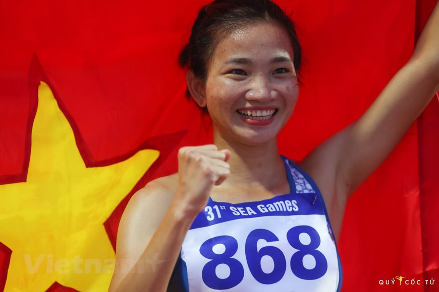 Nguyên Thi Oanh, la fille en or de l’athlétisme vietnamien, a défendu avec succès ses trois médailles d’or au 3.000 m steeple, 1.500 m et 5.000 m, elle a pulvérisé son propre record régional (10 min 00 sec 02) du 3.000 m steeple établi aux SEA Games 30 disputés fin 2019 aux Philippines, grâce à un chrono de 9 min 52 sec 44. Ses efforts ininterrompus ces dernières années, notamment en 2022, ont été récompensés à leur juste valeur. Elle a été reconnue "Meilleure sportive des SEA Games 31". Le président dNguyên Xuân Phuc a décidé de lui attribuer l’Ordre du Travail de 2e classe. Photo : VNPlus