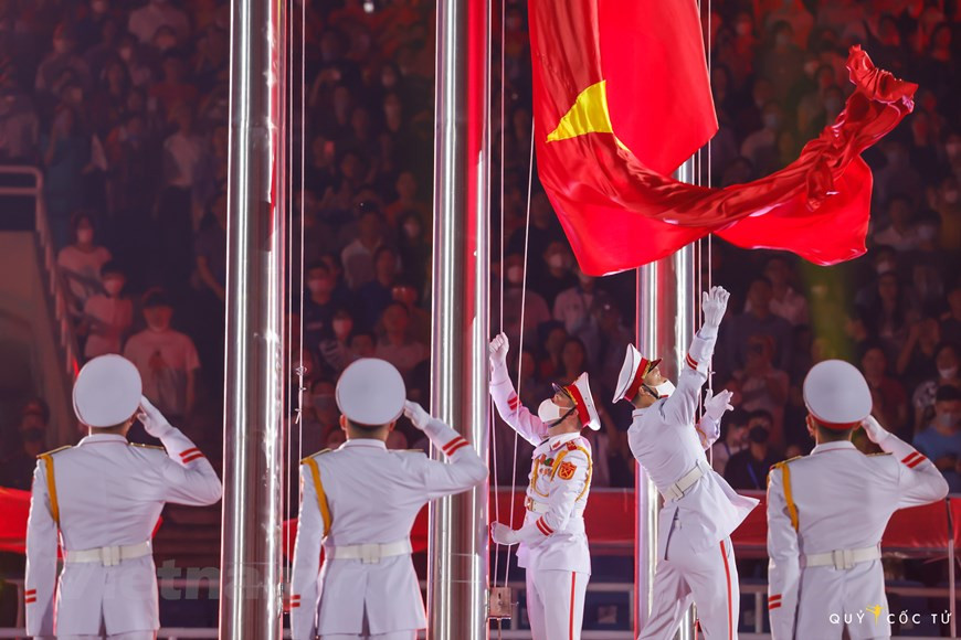 L'hymne national et la cérémonie de lever du drapeau national du Vietnam et de ceux de l'Asie du Sud-Est et SEA Games 31, ainsi qu'un spectacle sous trois thèmes différents, que sont "Le Vietnam amical", "Une Asie du Sud-Est forte" et "Une Asie du Sud-Est brillante", ont eu lieu dans le cadre de la cérémonie d'ouverture. Des images imprégnées de l'identité culturelle vietnamienne comme le bambou, le lotus, l'ao dai (tunique traditionnelle) ou le chapeau conique, sont apparues dans ce programme, qui a vu la participation de plus de 1.000 artistes et athlètes. Les technologies de projection d'images graphiques (Mapping), de réalité augmentée (Augmented Reality - AR) et de réalité étendue (Extended Reality - EX) ont été utilisées au service de scènes éblouissantes. Photo : VNPlus