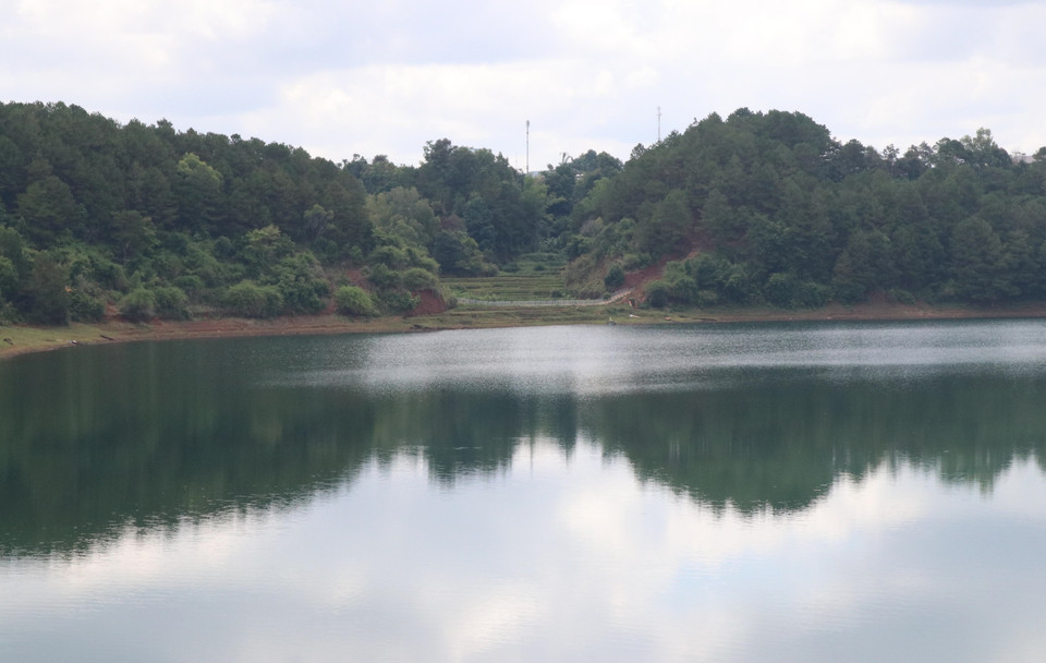 En saison pluviale, l’eau remontée crée des ondes battant les bords comme les vagues de la mer. Le Têt traditionnel sera le plus beau moment de l’année pour contempler Biên Hô. Photo: VNA