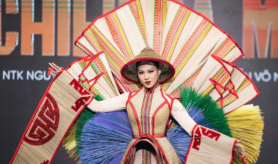 La tenue traditionnelle "Natte de Ca Mau" du styliste Nguyên Quôc Viêt sera portée par la candidate vietnamienne à Miss Univers 2022 prévue le 25 juin à Hô Chi Minh-Ville. Photo: Vietnam+