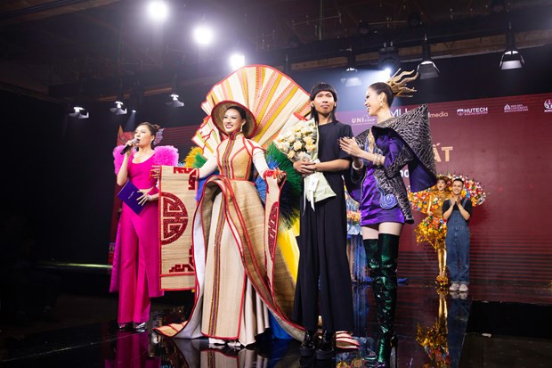 La tenue est inspirée sur le métier du tissage de nattes du village où il est né. Photo: Vietnam+