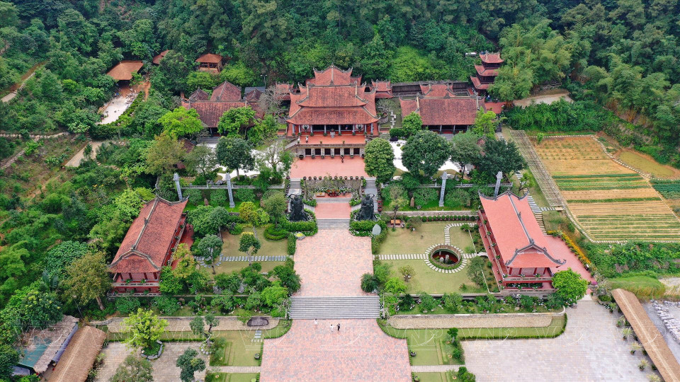 La pagode Dia Tang Phi Lai, à 70 km de Hanoï, attire un grand nombre de visiteurs qui viennent pour profiter du paysage ainsi que trouver des moments de paix. Photo : VNP