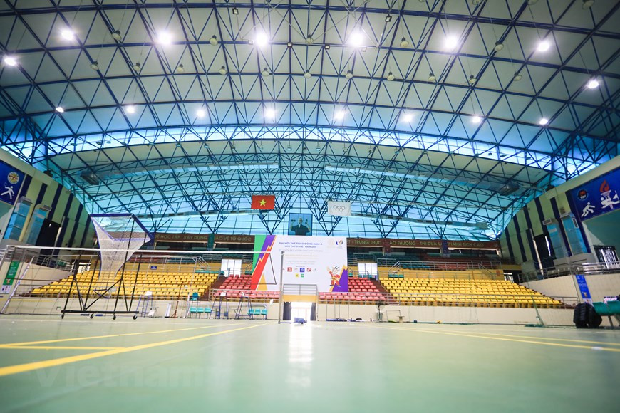 Situé dans la ville de Bac Ninh, le Gymnase polyvalent provincial de Bac Ninh a une capacité d’accueil de plus de 2.500 personnes. C'est le centre sportif de la province de Bac Ninh. Il a accueilli de nombreux tournois et événements sportifs nationaux majeurs. C'est un avantage permettant à la province d’être choisie pour organiser des événements importants tels que les épreuves de quatre sports dans le cadre des SEA Games 31. Le Gymnase polyvalent provincial de Bac Ninh est l'un des endroits dotés d’installations modernes au service des sports aux SEA Games 31. L'équipe nationale de boxe du Vietnam vise au moins deux médailles d'or lors des SEA Games 31. Photo : VNPlus. 