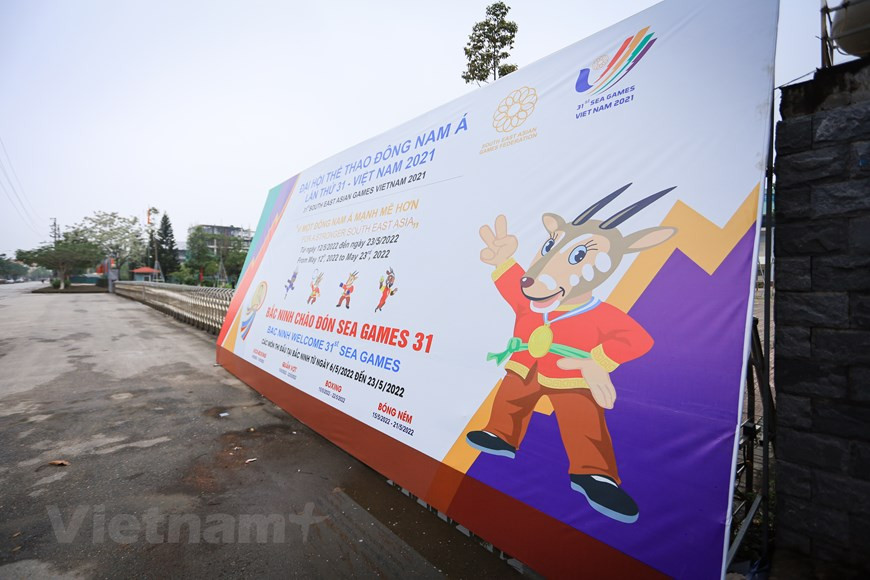 La province septentrionale de Bac Ninh accueillera les épreuves de quatre disciplines dans le cadre des 31es Jeux d’Asie du Sud-Est (SEA Games 31), que sont la boxe, le kickboxing, le tennis et le handball. A ce jour, la localité a presque achevé ses préparatifs pour l’événement sportif régional. Selon le calendrier des SEA Games 31, les épreuves de boxe et de kickboxing se dérouleront du 6 au 22 mai prochain au Gymnase polyvalent provincial de Bac Ninh, situé dans la ville de Bac Ninh. Les épreuves de handball auront lieu à l'Université d'éducation physique et sportive de Bac Ninh, dans la ville de Tu Son. Les épreuves de tennis se dérouleront du 12 au 22 mai dans le Complexe de tennis de la zone urbaine et de services Hanaka, dans la ville de Tu Son, réunissant environ 80 sportifs venus de huit pays. Photo : VNPlus