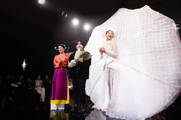 La tenue "Bánh tráng" (Salade de feuille de riz) parmi les dix tenues traditionnelles qui seront portées par les candidates à Miss Univers. Photo: Vietnam+