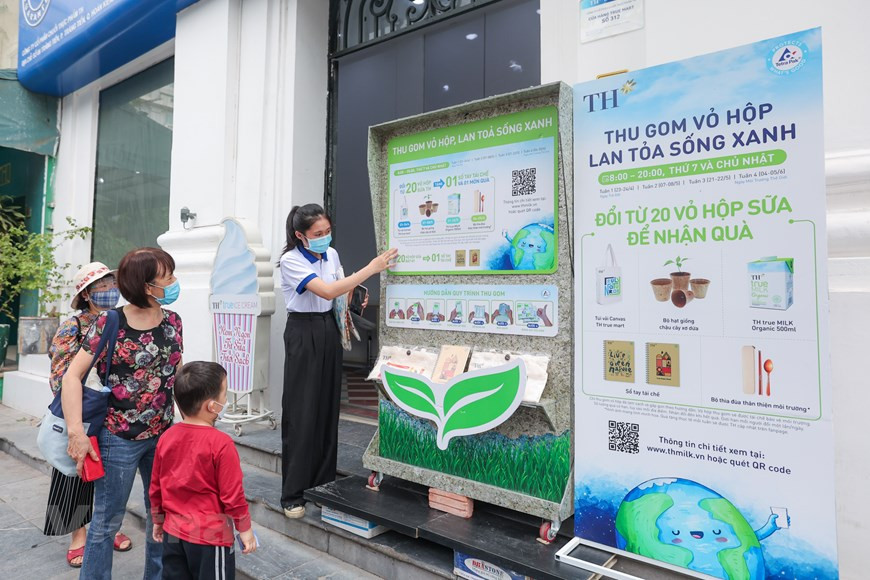 Les clients qui collectent 20 emballages de lait TH recevront des cadeaux spéciaux tels que des sacs en toile canvas, 500 ml de lait frais biologique TH true MILK ou des cuillères et des baguettes écologiques. Notamment, les sacs en toile TH peuvent être utilisés pendant longtemps comme alternative aux sacs en plastique jetables, contribuant à réduire les déchets plastiques dans l'environnement. L'un des points forts de ce programme est le cadeau spécial - lait frais pasteurisé biologique TH true MILK, appliqué les samedi et dimanche 21 et 22 mai. Il s'agit d'un produit issu d'un processus certifié biologique selon la norme européenne CE 834/2007. Photo : VNPlus