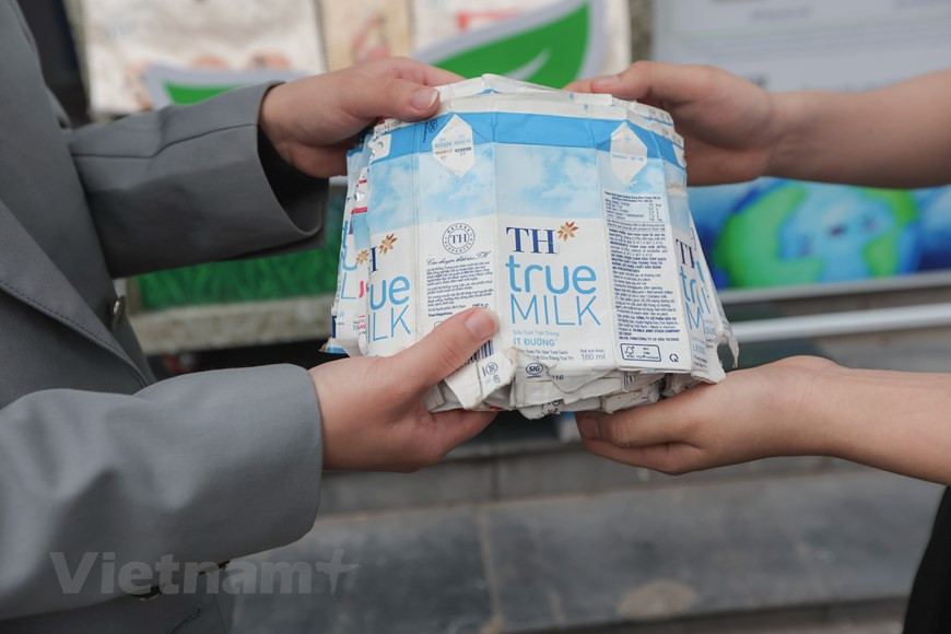 Pour encourager les consommateurs à réduire les sacs en plastique à usage unique lors de leurs achats ou dans leurs activités quotidiennes, le groupe TH a fait don puis officiellement vendu des sacs en toile au TH true mart dans tout le pays depuis octobre 2020. Une partie des revenus de la vente de sacs en toile est reversée par TH aux activités des organisations de protection de la nature au Vietnam. En conséquence, les premiers 100 millions de dôngs ont été versés au budget du projet de surveillance des récifs coralliens du parc national de Cat Ba, ville portuaire de Hai Phong (Nord), prenant ainsi des mesures pour conserver et gérer efficacement cet écosystème. Photo : VNPlus