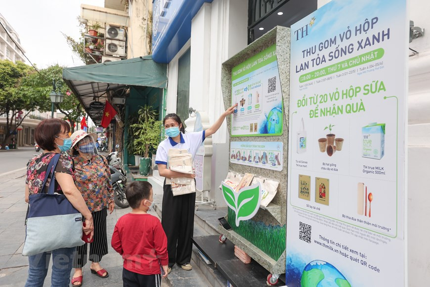 Pour participer à ce programme, les consommateurs apportent des emballages de lait de toutes sortes, quelle que soit la marque ou le fabricant, nettoyés et pliés, dans l'un des 20 magasins TH figurant dans liste publiée. Les clients recevront un manuel fabriqué à partir de matériaux recyclés. Avec 20 cartons de lait TH, les consommateurs reçoivent également un cadeau spécial avec un manuel. Chaque jour, chaque client peut échanger une fois les cartons de lait contre un cadeau. Depuis 2015, les produits laitiers du groupe TH sont vendus en Chine, au Cambodge, aux Philippines et dans plusieurs autres pays. L’entreprise vise actuellement les marchés de Singapour, puis la Malaisie, l'Indonésie, la Russie, les Etats-Unis. Photo : VNPlus