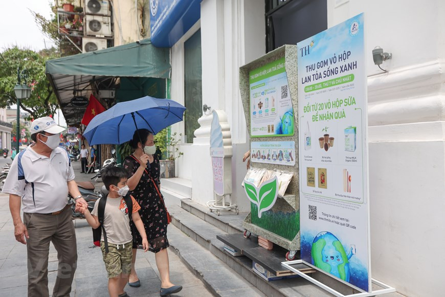 Le projet TH True Milk, qui coûte 1,2 milliard de dollars et couvre 37.000 hectares, est à ce jour le plus grand du secteur agricole vietnamien. L’investissement dans l’élevage, la culture d'herbe et la transformation du lait a fait du groupe TH True Milk la première entreprise au Vietnam capable de se passer des importations. À ce jour, TH True Milk est enregistré dans plus de 60 pays à travers le monde. TH True Milk prévoit d'élever 137.000 vaches en 2017, qui répondront à la moitié de la consommation nationale de lait. En 2020, le cheptel atteint 203.000 têtes, soit la moitié du cheptel laitier national de race. –Photo : VNPlus