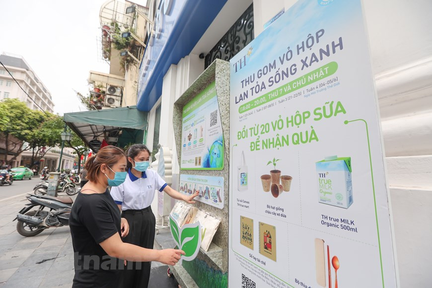 La présidente du groupe TH True Milk, Thai Huong, a déclaré que si les Allemands sont fiers de la marque BMW, et les Japonais de Sony, les Vietnamiens ont le droit d'être fiers du lait frais TH True Milk. Pour produire du lait frais, le groupe TH a fait appel à des technologies de pointe, et à des professionnels de deux groupes multinationaux : Afikim (Israël) spécialisé dans les vaches laitières de reproduction, et Totally Vétérinaires (Nouvelle-Zélande) spécialisé en médecine vétérinaire. Autrefois, le Haut plateau de Phu Quy, province de Nghê An, était un lieu désolé. Depuis 2009, les choses ont changé de façon radicale. De vastes pâtures sont apparues, au service du cheptel laitier des fermes de TH True Milk. –Photo : VNPlus