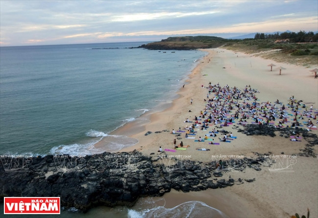 Délégués à la plage de Xep, l'une des plus belles plages de Phu Yên.