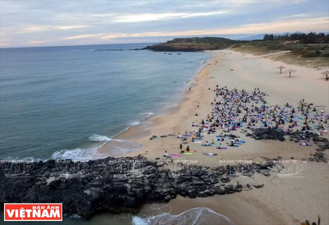 Délégués à la plage de Xep, l'une des plus belles plages de Phu Yên.