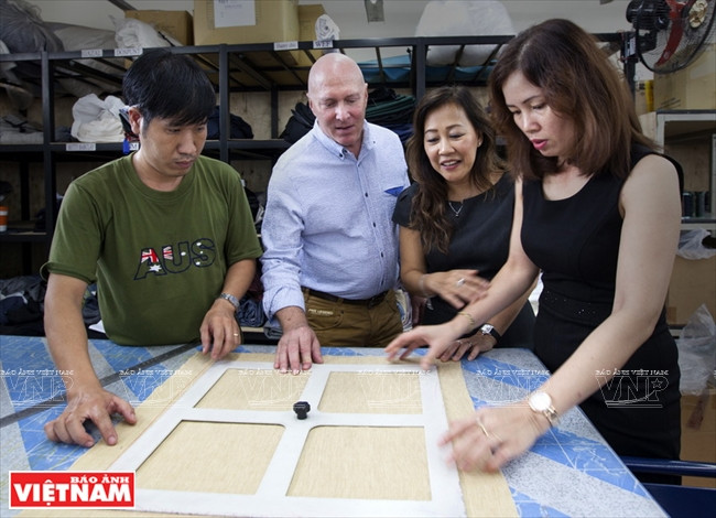 Echange entre Michael Laskau et ses collaborateurs sur une conception.