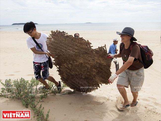 Délégués participant au balayage et au ramassage des ordures le long des plages et rues de la ville de Tuy Hoà.