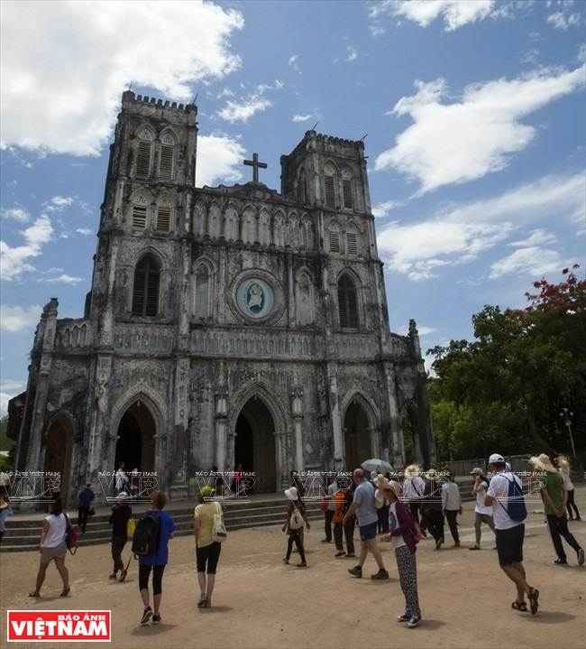 Délégués visitant l'église de Mang Lang, dans le district de Tuy An.