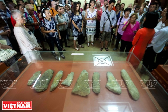 Visiteurs étrangers au Musée de Phu Yên. 