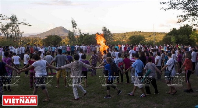 Feu de camp dans la Zone touristique Sao Viêt. 