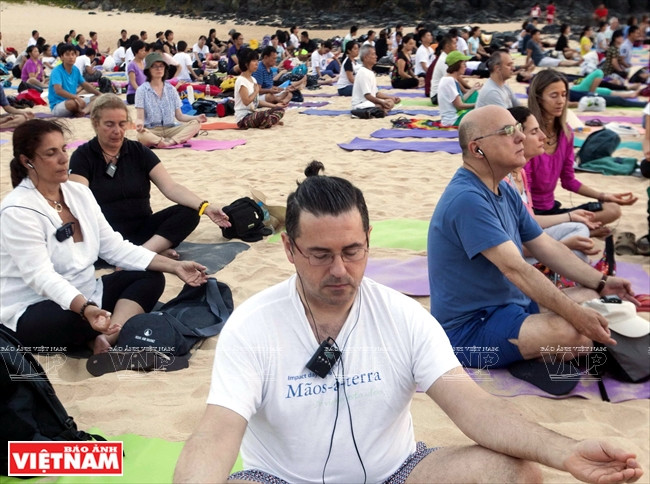 Séance de méditation sur la plage. 