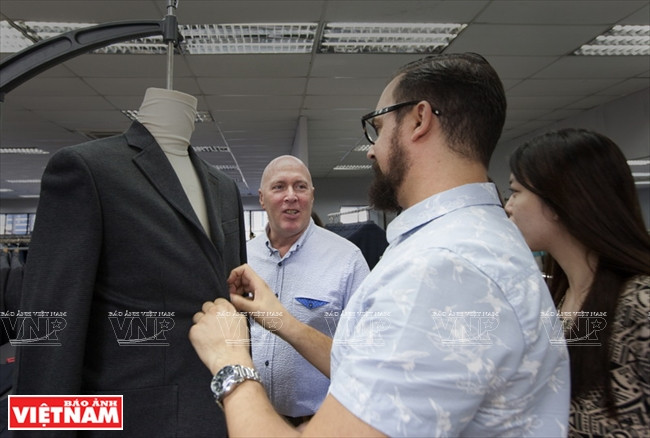 Michael Laskau contrôlant la qualité des produits.