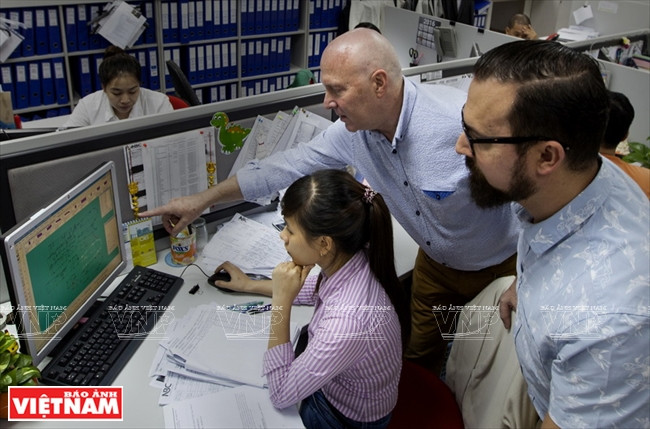Michael Laskau contrôlant de nouvelles conception.