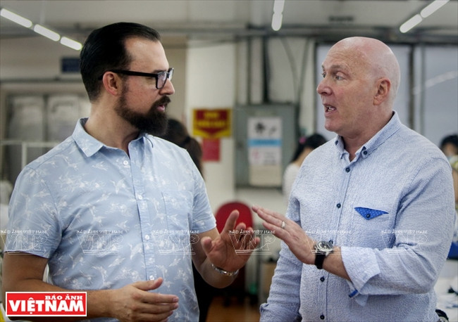 Echange d’avis entre Michael Laskau et son collaborateur sur le processus de conception de la société.