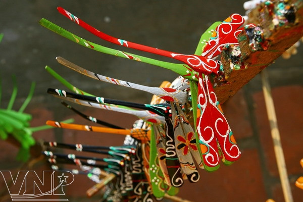 Des libellules en bambou aux couleurs animées.