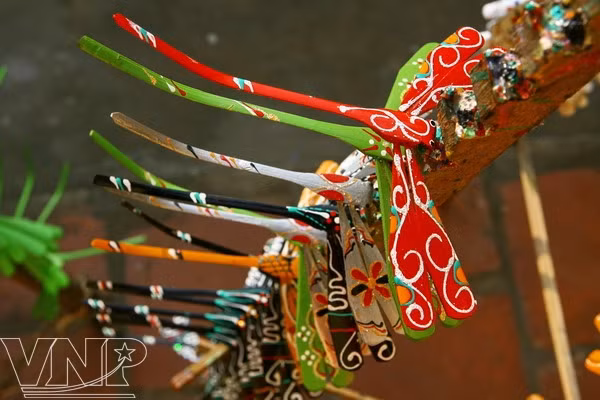 Des libellules en bambou aux couleurs animées.