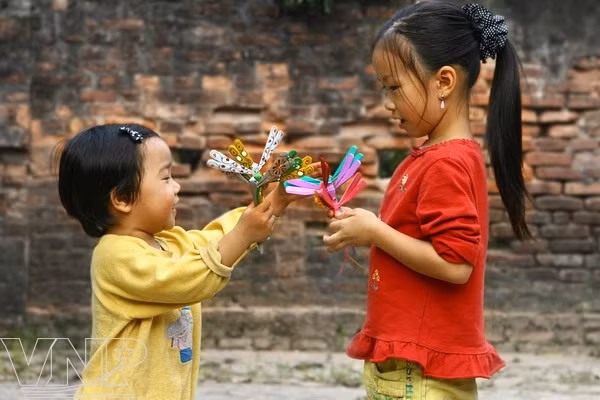 Les enfants adorent ces libellules en bambou colorées. 